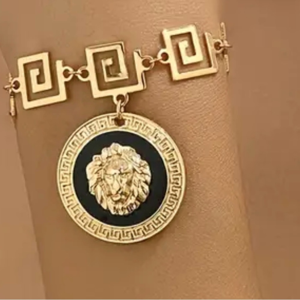 Chic & elegant Gold and Black Lion Medallion anklet Bracelet